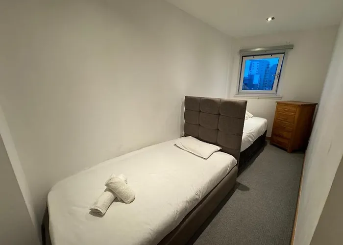 Daire Weston's Penthouse Sleep 10, 6 Beds Free Parking *