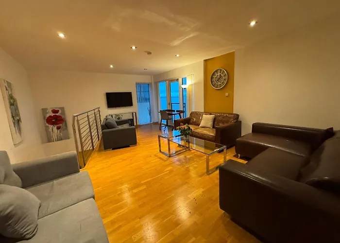 Weston's Penthouse Sleep 10, 6 Beds Free Parking *