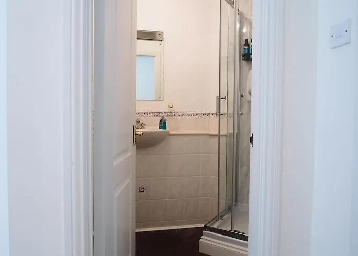 Fettes - Homely 2bd In Quiet Development Edinburgh