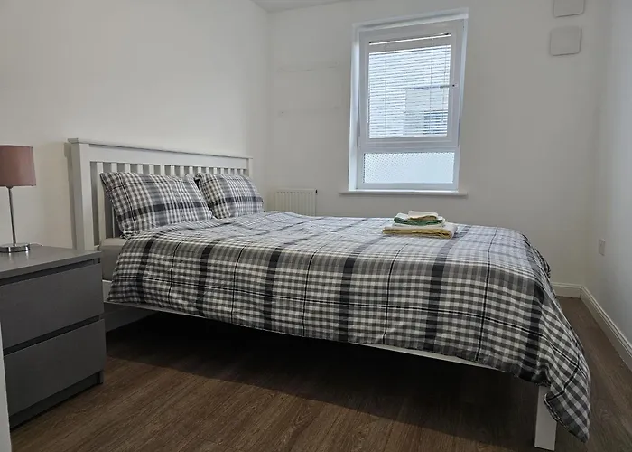 Stylish 2-bed Flat With Open-plan Living Parking إدنبرة