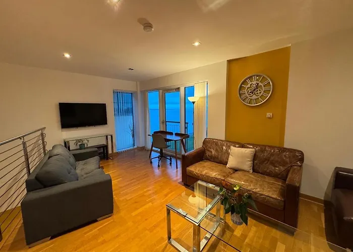 Weston's Penthouse Sleep 10, 6 Beds Free Parking *