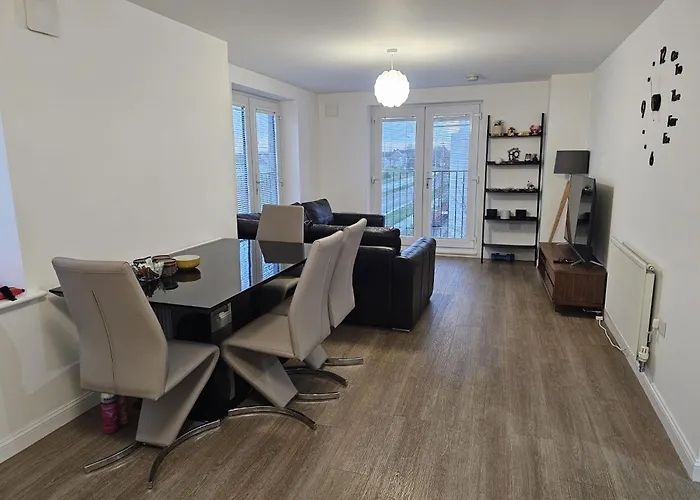 شقة Stylish 2-bed Flat With Open-plan Living Parking