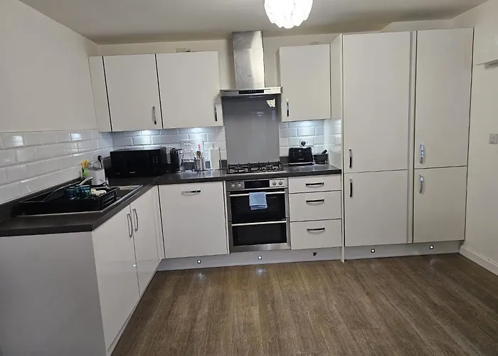 Stylish 2-bed Flat With Open-plan Living Parking