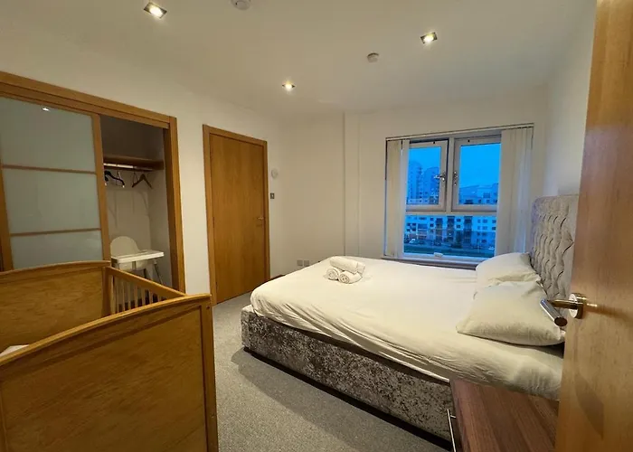 Weston's Penthouse Sleep 10, 6 Beds Free Parking Daire