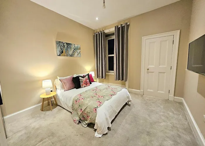 2 Bedroom Apt, 4 Beds, 3 Tv Near Fountain Park شقة إدنبرة