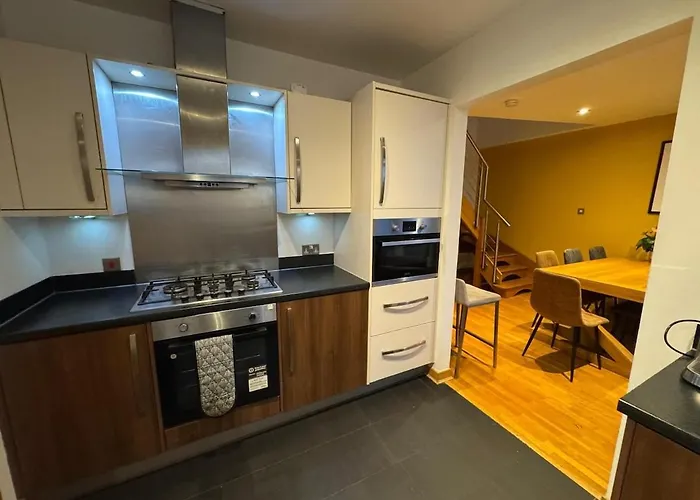 Daire Weston's Penthouse Sleep 10, 6 Beds Free Parking *