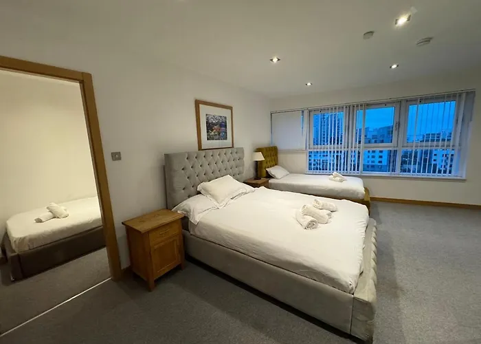 Weston's Penthouse Sleep 10, 6 Beds Free Parking