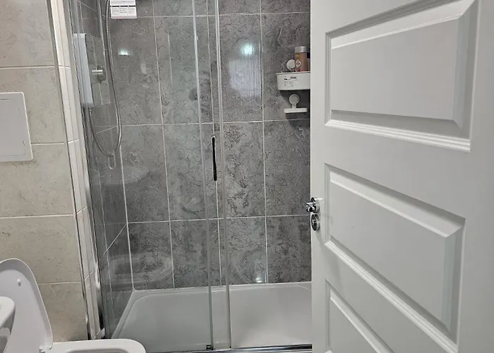 Stylish 2-bed Flat With Open-plan Living Parking شقة