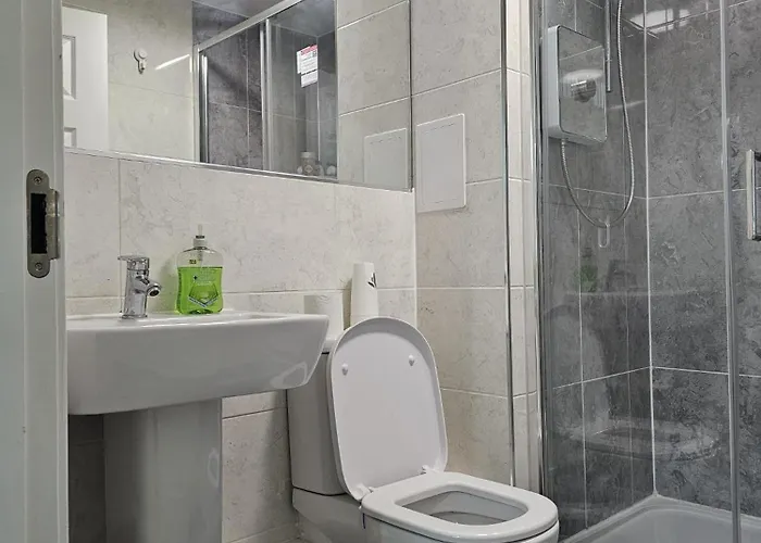 شقة Stylish 2-bed Flat With Open-plan Living Parking