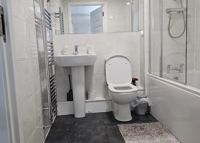 Stylish 2-bed Flat With Open-plan Living Parking *