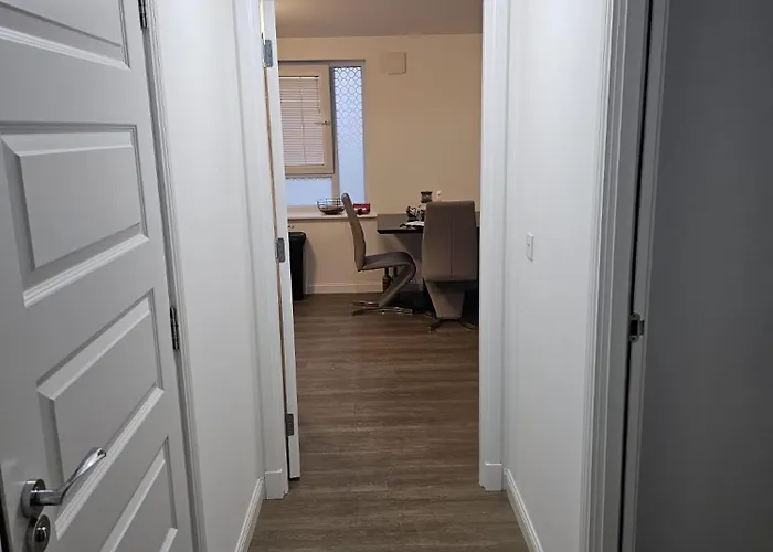 Stylish 2-bed Flat With Open-plan Living Parking Διαμέρισμα