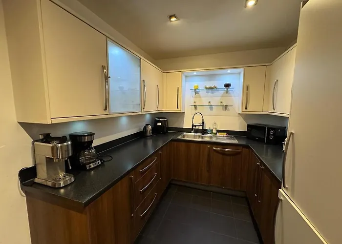 Weston's Penthouse Sleep 10, 6 Beds Free Parking