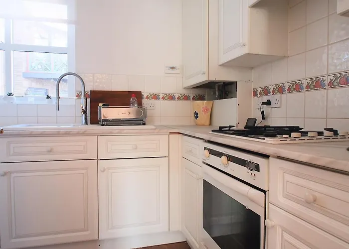 Fettes - Homely 2bd In Quiet Development Edinburgh