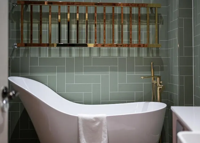 Luxury Flat With Ensuite Apartment *