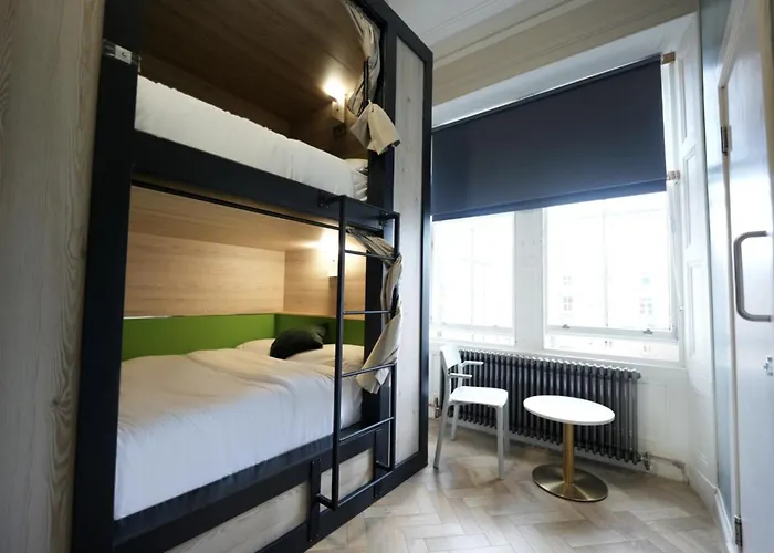 Hostel Revolver