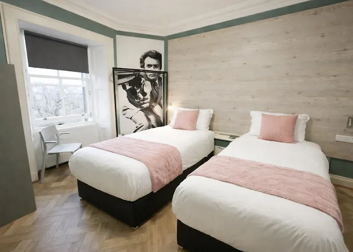 Hostel Revolver *