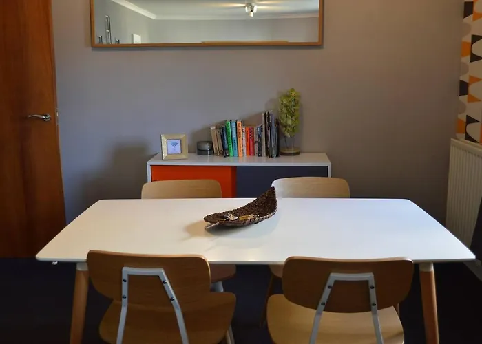 Large 2 Bed Flat, 2 Bath, Free Parking & Lift