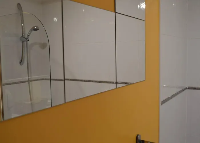 Large 2 Bed Flat, 2 Bath, Free Parking & Lift