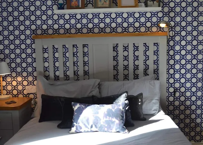 Large 2 Bed Flat, 2 Bath, Free Parking & Lift