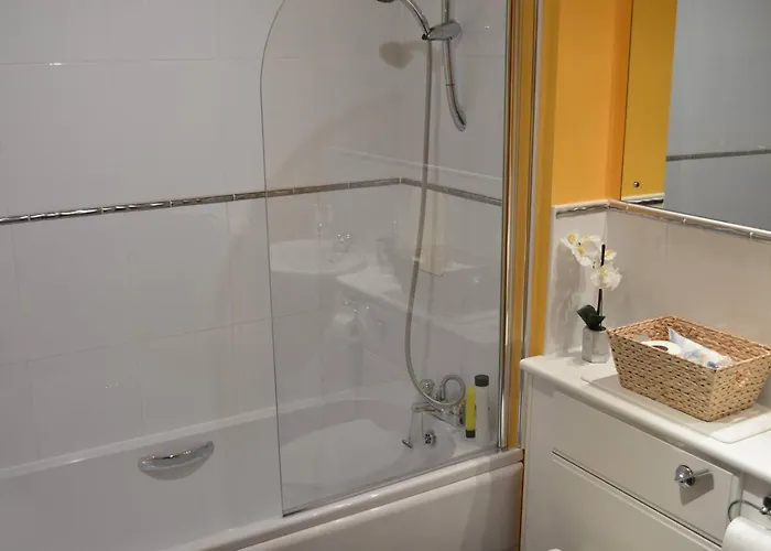 Large 2 Bed Flat, 2 Bath, Free Parking & Lift *