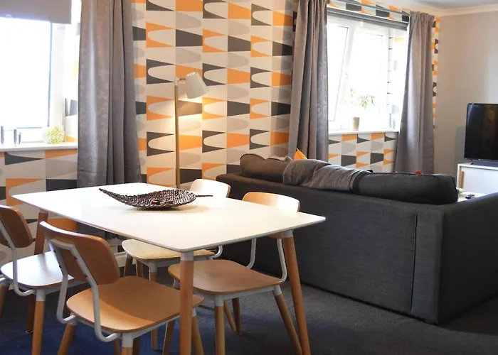 Large 2 Bed Flat, 2 Bath, Free Parking & Lift