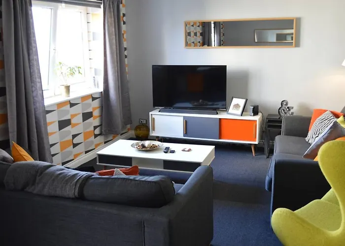 Large 2 Bed Flat, 2 Bath, Free Parking & Lift *