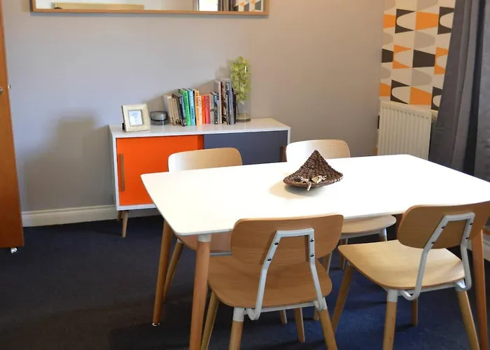 Large 2 Bed Flat, 2 Bath, Free Parking & Lift