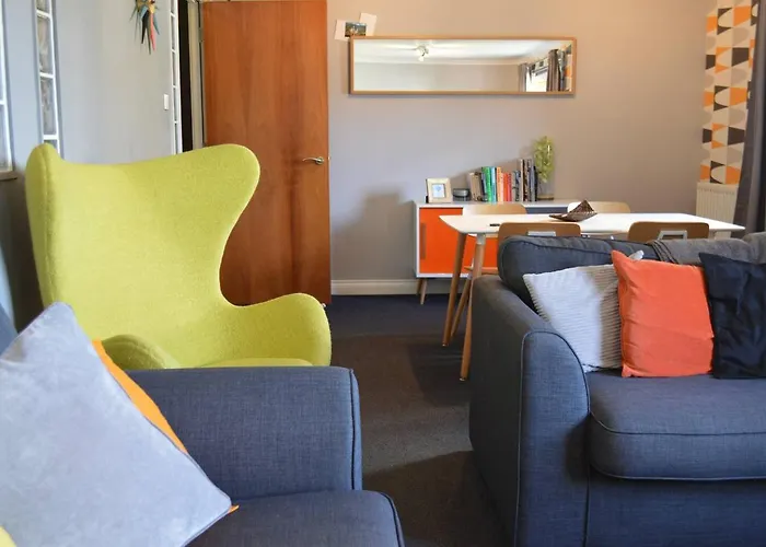 Large 2 Bed Flat, 2 Bath, Free Parking & Lift *