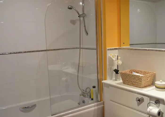 Large 2 Bed Flat, 2 Bath, Free Parking & Lift Edinburg