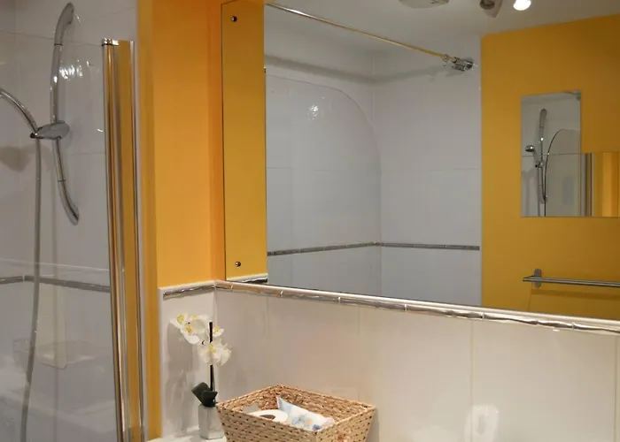 Large 2 Bed Flat, 2 Bath, Free Parking & Lift Lägenhet *