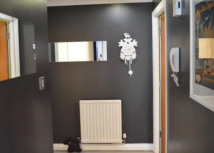 Large 2 Bed Flat, 2 Bath, Free Parking & Lift Edinburg
