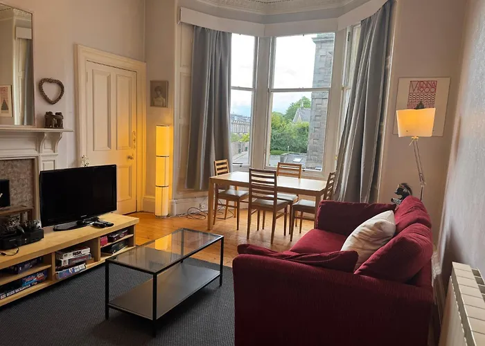 Classic Flat In The Heart Of Morningside *