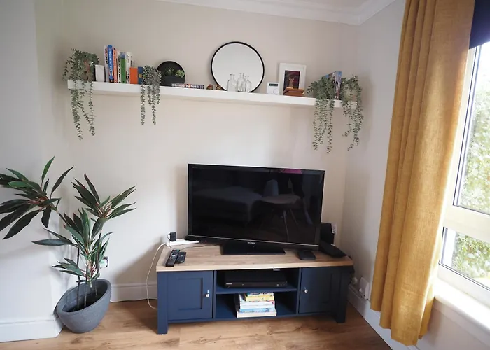 Two Bd House With Private Parking Apartment