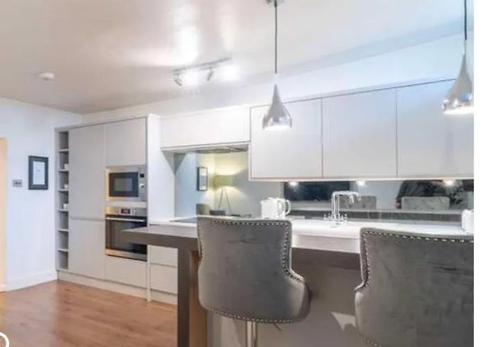 The Gardners In Centre With Parking Apartment *