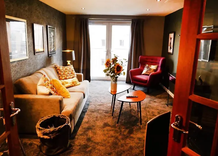 Modern Chic Apartment, Lift Access & Free Parking アパート *