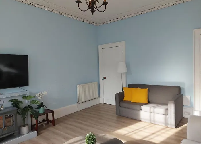 Spacious Victorian In Daire