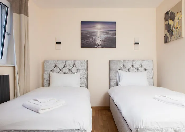 Luxurious Townhouse With Hot Tub *