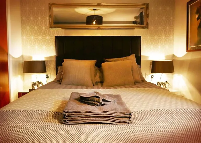 아파트 Modern Chic Apartment, Lift Access & Free Parking *