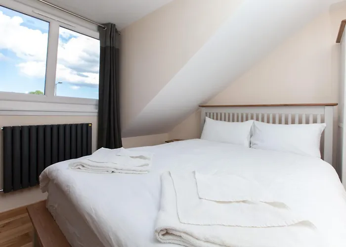 Luxurious Townhouse With Hot Tub Edinburgh