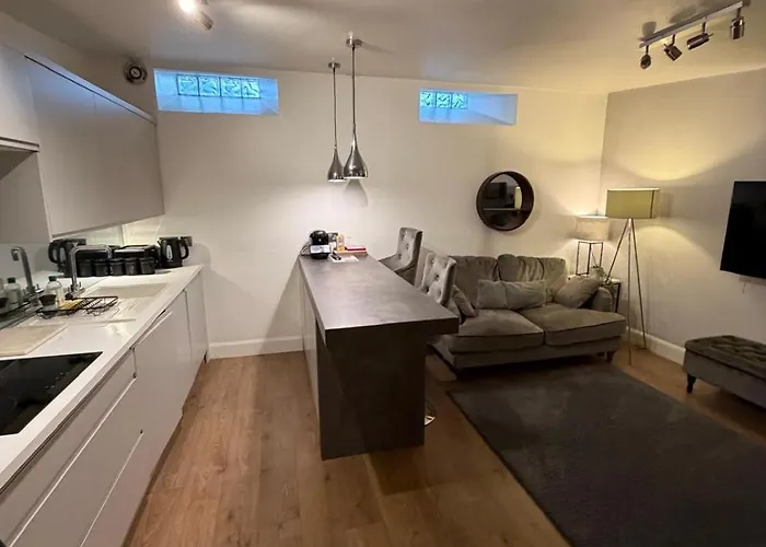 The Gardners In Centre With Parking Apartment