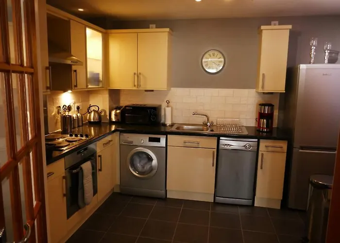 Modern Chic Apartment, Lift Access & Free Parking *