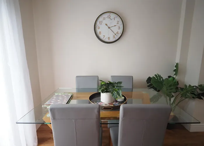 Two Bd House With Private Parking