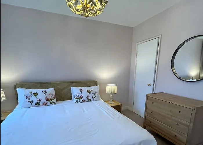 New Royal Mile Spacious Quiet Comfortable Flat With Balcony & Great Views Floor No Lift Edinburgh