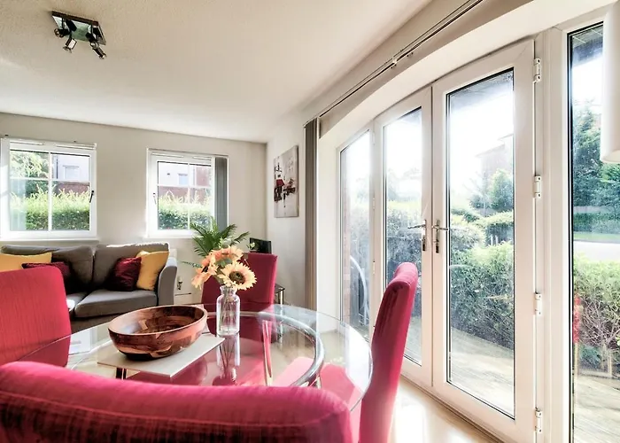 Bright & Modern Flat דירה אדינבורו