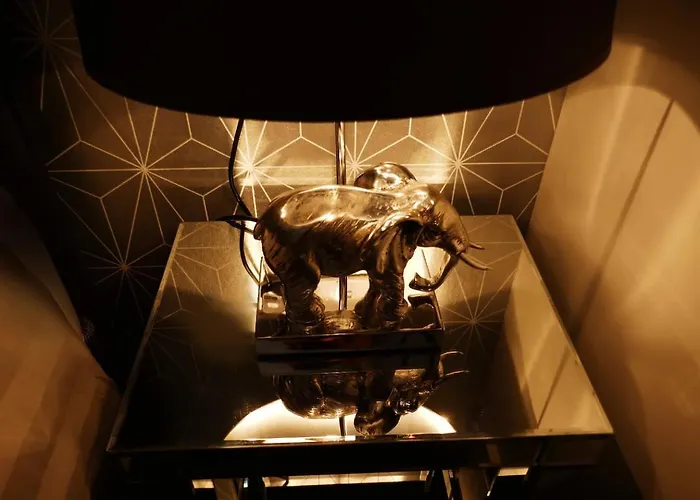 Modern Chic Apartment, Lift Access & Free Parking アパート *