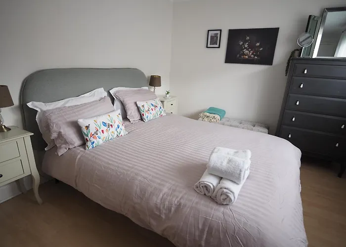 Two Bd House With Private Parking דירה