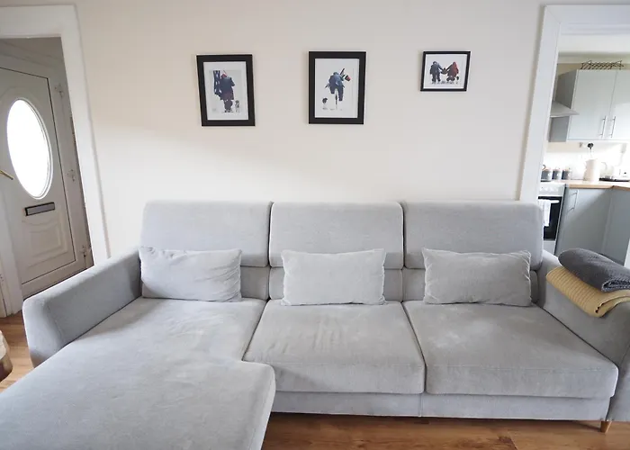 Two Bd House With Private Parking דירה אדינבורו