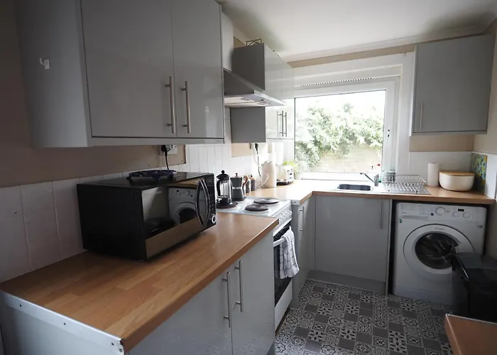 Two Bd House With Private Parking דירה *