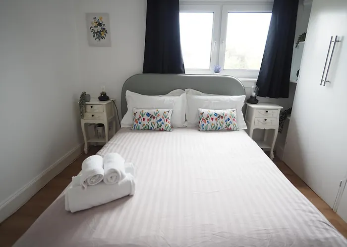 Two Bd House With Private Parking דירה *