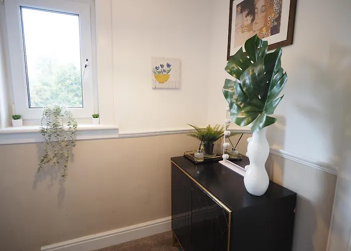 Two Bd House With Private Parking * Edinburgh